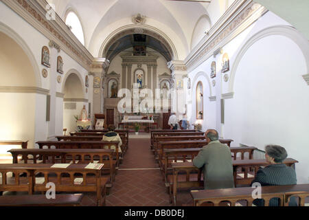 Das Bild zeigt das Innere der Kirche in der Kapuziner-Abtei von Morcone, wo die Heilige Pater Pio am Anfang des 20. Jahrhunderts, Morcone, Italien, 12. Mai 2007 für einige Zeit gelebt hatte. Padre Pio, geboren als Francesco Forgione am 25. Mai 1887 in Benevento, starb am 23. September 1968. Er wurde im Jahr 2002 cannonized. Mit vielen wundern, die ihm zugeschrieben wird Pater Pio wie ein Nati verehrt. Stockfoto