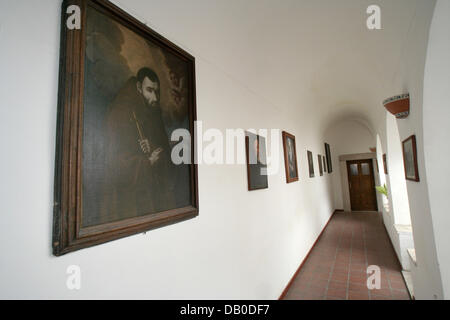 Das Bild zeigt einen Flur in das Kapuzinerkloster, das war Heimat des italienischen Heiligen Padre Pio ab 1916 in Morcone, Italien, 12. Mai 2007. Padre Pio, geboren als Francesco Forgione am 25. Mai 1887 in Benevento, starb am 23. September 1968. Er wurde im Jahr 2002 cannonized. Mit vielen wundern, die ihm zugeschrieben wird Pater Pio wie Nationalheiligen Italiens verehrt. Foto: Lars Halbauer Stockfoto