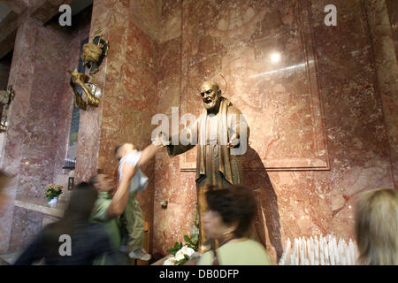 Eine Skulptur von Pater Pio ist in der Abtei von San Giovanni Rotondo, Italien, 12. Mai 2007 abgebildet.  Padre Pio, geboren als Francesco Forgione am 25. Mai 1887 in der nahe gelegenen Stadt Benevento, starb am 23. September 1968. Er wurde im Jahr 2002 cannonized. Mit vielen wundern, die ihm zugeschrieben wird Pater Pio wie Nationalheiligen Italiens verehrt. Foto: Lars Halbauer Stockfoto