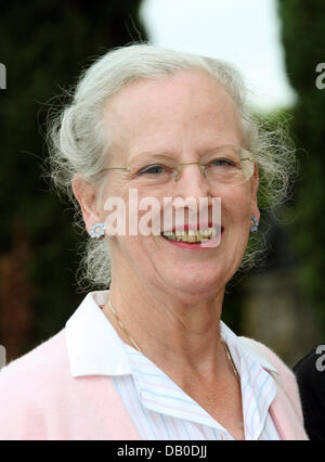 Königin Margrethe II. von Dänemark stellt während des Telefonats Foto in ihrer Sommerresidenz "Chateau de Caix" in der Nähe von Cahors, Frankreich, 7. August 2007. Foto: Albert Nieboer (Niederlande) Stockfoto