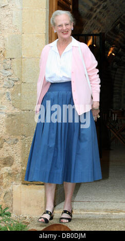 Königin Margrethe II. von Dänemark stellt während des Telefonats Foto bei ihrer Sommerresidenz "Chateau de Caix" in der Nähe von Cahors, Frankreich, 7. August 2007. Foto: Albert Nieboer (Niederlande) Stockfoto