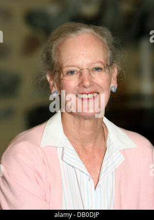 Königin Margrethe II. von Dänemark stellt während des Telefonats Foto bei ihrer Sommerresidenz "Chateau de Caix" in der Nähe von Cahors, Frankreich, 7. August 2007. Foto: Albert Nieboer (Niederlande) Stockfoto