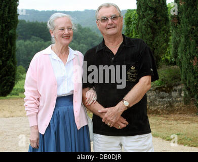 Königin Margrethe II. von Dänemark posiert mit Prinz Henrik von Dänemark während des Telefonats Foto in ihrer Sommerresidenz "Chateau de Caix" in der Nähe von Cahors, Frankreich, 7. August 2007. Foto: Albert Nieboer (Niederlande) Stockfoto