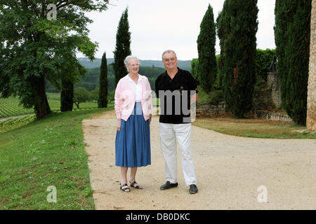 Königin Margrethe II. von Dänemark posiert mit Prinz Henrik von Dänemark während des Telefonats Foto in ihre Sommerresidenz "Chateau de Caix" in der Nähe von Cahors, Frankreich, 7. August 2007. Foto: Albert Nieboer (Niederlande) Stockfoto