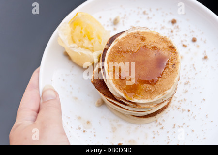 Mini-Pfannkuchen auf einem Teller mit braunem Zucker und Zitrone Stockfoto