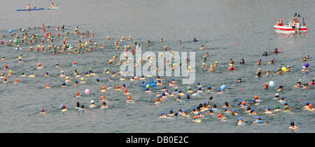 Teilnehmer des 7. Outdoor Aqua Running Events durchlaufen See "Fuehlinger See" in Köln, Deutschland, 12. August 2007. Mehr als 1.000 Personen nahmen an der Veranstaltung teil. Foto: Rolf Vennenbernd Stockfoto