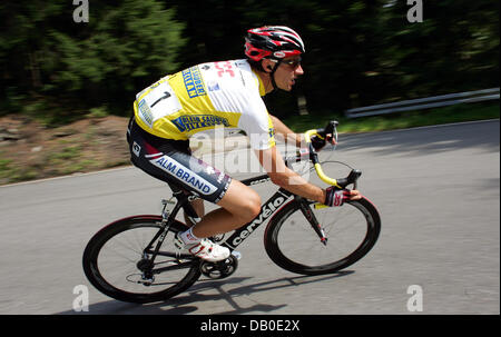 Radsport Profi Jens Voigt (Team CSC) in das gelbe Trikot des Gesamtführenden das Rennen gezeigt auf einem Abstieg während der dritten Stufe der Deutschland-Tour-Radrennen in Offenburg, Deutschland, 12. August 2007. Dritte Stufe bedeckt 181, 8km von Pforzheim nach Offenburg. Foto: Gero Breloer Stockfoto