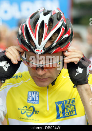 Deutsche Radfahrer Jens Voigt, Prahlerei das gelbe Trikot des Anführers der Gesamtwertung stellt seine Brille zu Beginn der vierten Etappe der Deutschland-Rundfahrt in Singen, Deutschland, 13. August 2007. Die Deutschland-Tour führt in neun Etappen über 1.292,5 Kilometer von Saarbrücken nach Hannover. Die vierte Stufe umfasst eine Strecke von 183,8 km zwischen Singen und Sonthofen. Foto: Ber Stockfoto