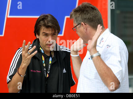 The Gerolsteiner Team Manager Hans-Michael Holczer (R) und T-Mobile Communications Director Christian Frommert reden miteinander zum Jahresbeginn die vierte Etappe der Deutschland-Tour in Singen, Deutschland, 13. August 2007. Die Deutschland-Tour führt in neun Etappen über 1.292,5 Kilometer von Saarbrücken nach Hannover. Die vierte Stufe umfasst eine Strecke von 183,8 km zwischen Singen und So Stockfoto