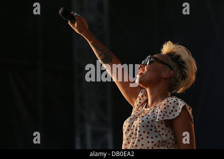 Emile Sande führt am Tag2 des Yahoo! Wireless Festival 2013 im Queen Elizabeth Olympic Park am 13. Juli 2013 Stockfoto