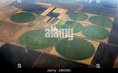 Das Luftbild von einem Flugzeug getroffen zeigt runden und quadratischen Felder auf der Krym Halbinsel, Ukraine, 9. August 2007. Foto: Peter Kneffel Stockfoto