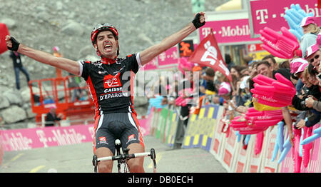 Spanische Radfahrer David Lopez Garcia von Team Caisse d ' Epargne cheers als er gewinnt die fünfte Etappe der Deutschland-Tour auf dem Rettenbachferner in Österreich, 14. August 2007. Die fünfte Etappe bedeckt die 157,6 km von Sonthofen nach 2671 m hohen Rettenbachferner in Österreich. Die Deutschland-Tour führt in neun Etappen über 1.292,5 Kilometer von Saarbrücken nach Hannover. Foto: Gero Breloer Stockfoto