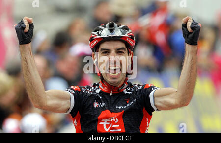 Spanische Radfahrer David Lopez Garcia von Team Caisse d ' Epargne Jubel nach dem Sieg der fünften Etappe der Deutschland-Tour auf dem Rettenbachferner in Österreich, 14. August 2007. Die fünfte Etappe bedeckt die 157,6 km von Sonthofen nach 2671 m hohen Rettenbachferner in Österreich. Die Deutschland-Tour führt in neun Etappen über 1.292,5 Kilometer von Saarbrücken nach Hannover. Foto: Bernd dies Stockfoto