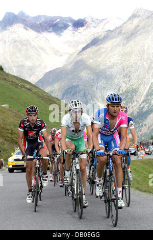 Spanische Radfahrer David Lopez Garcia (L) von Team Caisse d ' Epargne übergibt das Pack während der fünften Etappe der Deutschland-Tour, wie er auf dem Rettenbachferner in Österreich, 14. August 2007 steigt. Die fünfte Etappe bedeckt die 157,6 km von Sonthofen nach 2671 m hohen Rettenbachferner in Österreich. Die Deutschland-Tour führt in neun Etappen über 1.292,5 Kilometer von Saarbrücken nach Hannover Stockfoto