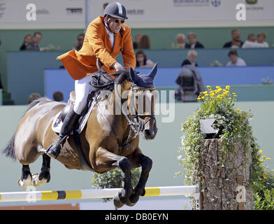 Niederländische Albert Zoer und sein Pferd sind "Okidoki" abgebildet Luft, da sie eine Gefahr bei der zweiten Bewertung der FEI European Einzel- und Teamwertung im MVV-Equestrian-Stadion in Mannheim, Deutschland, 16. August 2007 überwinden. Foto: Ronald Wittek Stockfoto