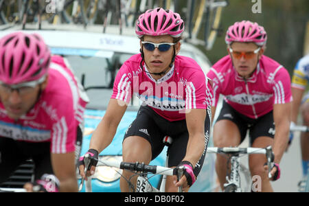 Italienischer Radrennfahrer Giuseppe Guerini und deutsche Radfahrer Linus Gerdemann und Gerald Ciolek (L-R) des Team T-Mobile sind in Aktion während der siebten Etappe der "Deutschland-Tour" in Regensburg, Deutschland, 16. August 2007 abgebildet. Die siebte Stufe umfasst die 192,2 km Entfernung zwischen Ausrian Kufstein und Regensburg. Die Deutschland-Tour führt in neun Etappen über 1.292,5 Kilometer von S Stockfoto