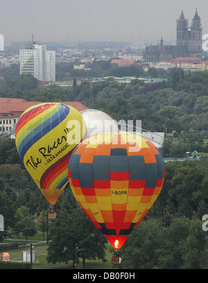 Heißluft Ballons fliegen über der Altstadt während der Fahrt Praxis bei der 15. "FAI Heißluftballon Europameisterschaft" in Magdeburg, Deutschland, 17. August 2007. 83 Teilnehmer aus 24 Ländern sind für das Turnier registriert, die zum ersten Mal in seiner Geschichte in Deutschland stattfindet. Europas besten Ballon-Fahrer werden alle zwei Jahre seit 1976 bestimmt. Foto: Jens Wo Stockfoto