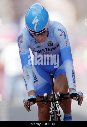 Deutsche Radfahrer Sebastian Lang des Team Gerolsteiner überquert die Ziellinie in die achte Etappe der "Deutschland-Tour" in Fuehrt, Deutschland, 17. August 2007. Die achte Etappe umfasst eine Strecke von 33,1 km, sowohl Start und Ziel in Fürth. Die Deutschland-Tour führt in neun Etappen über 1.292,5 Kilometer von Saarbrücken nach Hannover. Foto: Bernd Thissen Stockfoto