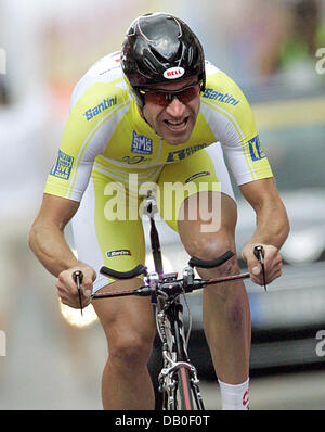 Deutsche Radfahrer Jens Voigt Team CSC trägt das gelbe Trikot des Gesamtführenden ist in Aktion während die achte Etappe der "Deutschland-Tour" in Fuehrt, Deutschland, 17. August 2007 abgebildet. Die achte Etappe umfasst eine Strecke von 33,1 km, sowohl Start und Ziel in Fürth. Die Deutschland-Tour führt in neun Etappen über 1.292,5 Kilometer von Saarbrücken nach Hannover. Foto: B Stockfoto