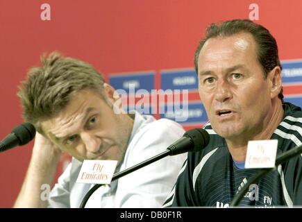 Hamburgs Sport Direktor Dietmar Nationalelf (L) und der Club der niederländische Trainer Huub Stevens sind während einer Pressekonferenz in Hamburg, Deutschland, 17. August 2007 abgebildet. Hamburg-Gesichter Bayer Leverkusen in der Bundesliga Spiel am 19. August 2007. Foto: Sebastian Widmann Stockfoto