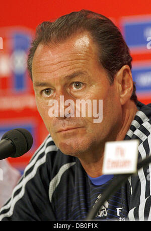 Hamburgs niederländische Trainer Huub Stevens ist während einer Pressekonferenz in Hamburg, Deutschland, 17. August 2007 abgebildet. Hamburg-Gesichter Bayer Leverkusen in der Bundesliga Spiel am 19. August 2007. Foto: Sebastian Widmann Stockfoto