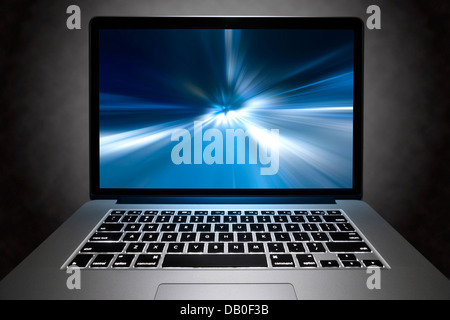 Vorderansicht eines Macbook Pro mit Retina-Display mit High-Speed-Optik auf dem Bildschirm. Stockfoto
