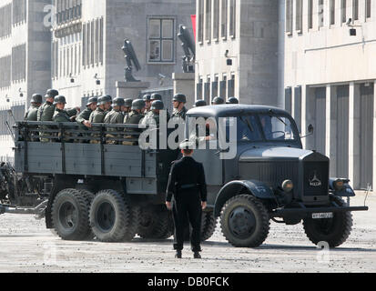 Das Bild zeigt Wohnmeile als Arrranged für die Dreharbeiten der Hollywood-Film "Valkyrie" in Berlin, Deutschland, 18. August 2007. 11 Extras wurden bei einem Unfall von der historischen Militärfahrzeug verletzt, während der Dreharbeiten Verfahren am Wochenende. Groß angelegte Straße Sperrungen wurden für den Film mit Hollywood-star Tom Cruise als Hitler-wäre Attentäter Claus Schenk Graf von S installiert. Stockfoto