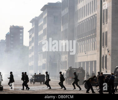 Das Bild zeigt den ehemaligen "Reichsministerium für die Luftfahrt" (derzeit das Finanzministerium) während der Dreharbeiten der Hollywood-Film "Walküre" an der Wilhelmstraße in Berlin, Deutschland, 18. August 2007. 11 Extras wurden bei einem Unfall von einem historischen Militärfahrzeug verletzt, während der Dreharbeiten Verfahren am Wochenende. Groß angelegte Straße Sperrungen wurden für den Film mit Hollywood-star Tom C installiert. Stockfoto
