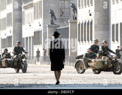 Das Bild zeigt Wilhelstreet während der Dreharbeiten der Hollywood-Film "Valkyrie" in Berlin, Deutschland, 18. August 2007. 11 Extras wurden bei einem Unfall von einem historischen Militärfahrzeug verletzt, während der Dreharbeiten Verfahren am Wochenende. Groß angelegte Straße Sperrungen wurden für den Film mit Hollywood-Stars Tom Cruise als Hitler-wäre Attentäter Claus Schenk Graf von Stauffenb installiert. Stockfoto