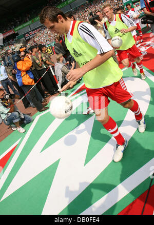 Miroslav Klose München trägt das Stadion für das Bundesligaspiel SV Werder Bremen Vs FC Bayern München im Weser-Stadion Bremen, Deutschland, 18. August 2007. Foto: Carmen Jaspersen Stockfoto