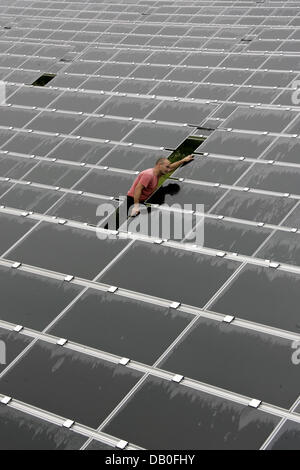 Ein Mann im Bild in der fertigen ersten Bauabschnitts der Zukunft solar park "Waldpolenz" in der Nähe von Brandis, Deutschland, 21. August 2007. Die Errichtung von das weltweit größte Solarkraftwerk soll bis 2009 abgeschlossen sein. Der Solarpark soll mit einer Kapazität von 40 Megawatt pro Jahr 40 Millionen Kilowattstunden pro Jahr produzieren. Foto: Waltrausd Grubitzsch Stockfoto