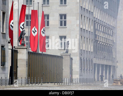 Fahnen mit Hakenkreuzen sind Bild an der ehemaligen "Reichsministerium für die Luftfahrt" (derzeit das Finanzministerium) während der Dreharbeiten der Hollywood-Film "Walküre" an der Wilhelmstraße in Berlin, Deutschland, 18. August 2007. Elf Extras wurden bei einem Unfall von einem historischen Militärfahrzeug verletzt, während der Dreharbeiten Verfahren am Wochenende. Groß angelegte Straße Sperrungen wurden für den Film starrin installiert. Stockfoto