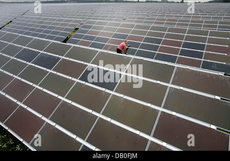 Ein Mann im Bild in der fertigen ersten Bauabschnitts der Zukunft solar park "Waldpolenz" in der Nähe von Brandis, Deutschland, 21. August 2007. Die Errichtung von das weltweit größte Solarkraftwerk soll bis 2009 abgeschlossen sein. Der Solarpark soll mit einer Kapazität von 40 Megawatt pro Jahr 40 Millionen Kilowattstunden pro Jahr produzieren. Foto: Waltrausd Grubitzsch Stockfoto