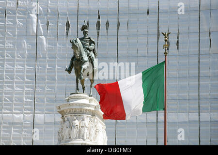 Die Statue des Nationalhelden König Victor Emmanuel II von Italien in Rom, Italien, 13. Juli 2007. König Victor Emmanuel II wurde der erste König von einem Vereinigten Italiens im Jahre 1861, eine Krone, die er mit Hilfe von Giuseppe Garibaldi und Guiseppe Mazzini gewährt wurde. Foto: Heiko Wolfraum Stockfoto