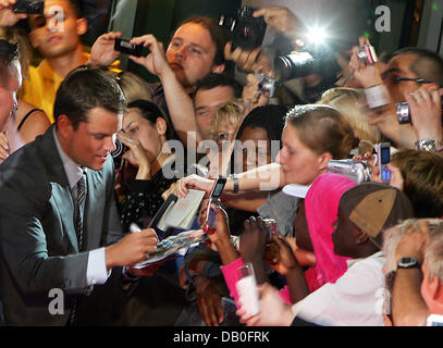 US-Schauspieler Matt Damon Zeichen Autogramme kommen für die Deutschland-Premiere seines Films "Das Bourne Ultimatum" in Berlin, Deutschland, 21. August 2007.  Der Film werden in den deutschen Kinos ab 06 September. Foto: Arno Burgi Stockfoto