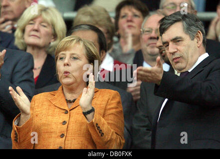 Bundeskanzlerin Angela Merkel und der britische Premierminister Gordon Brown (R) chat auf der Tribüne während der Länderspiel England gegen Deutschland im Wembley-Stadion in London, Vereinigtes Königreich, 22. August 2007. Foto: Oliver Berg Dpa POOL Stockfoto