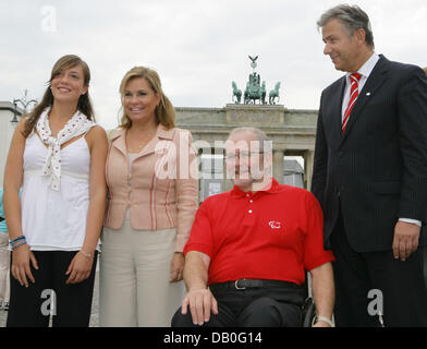 (L-R) Prinzessin Alexandra von Luxemburg, ihre Mutter Maria Teresa von Luxemburg, der Präsident des Internationalen Paralympischen Komitees, Phil Craven und Berlins Oberbürgermeister Klaus Wowereit besuchen den 3. Internationalen Paralympischen Tag vor dem Brandenburger Tor in Berlin, 23. August 2007. Foto: Jens Kalaene Stockfoto