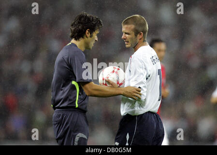 Englands David Beckham (R) spricht mit Massimo Busacca Schiedsrichter während der freundlichen GAP England Vs Deutschland in Wembley von London, UK, 22. August 2007. Deutschland gewann das prestigeträchtige Spiel 2: 1. Foto: Bernd Thissen Stockfoto