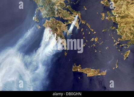 Das Bild von Nasa-Satelliten "Aqua" zeigt die verheerenden Waldbrände auf der Halbinsel Peloponnes, Griechenland, 26. August 2007. Mindestens vier Großbrände und Dutzende kleinere Brände lodern in der Nähe von Olympia im Westen, Kalamata im Südwesten und Sparta im Südosten. Einige mehr Waldbränden Wut auf der griechischen Insel Euböa (C, oben). Die Medien bezieht sich auf das Feuer als Griechisch bigges Stockfoto