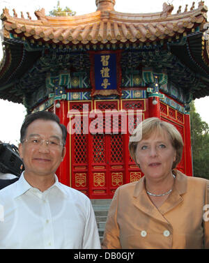 Bundeskanzlerin Angela Merkel und der chinesische Ministerpräsident Wen Jiabao posieren vor einem Tee-Pavillon, wie sie einen Spaziergang durch den Zhongshan Park in Peking, China, 27. August 2007. Beijing ist Merkels erste Anlaufstelle bei ihrem sechs-Tages-Besuch in China und Japan. Foto: Peer Grimm Stockfoto