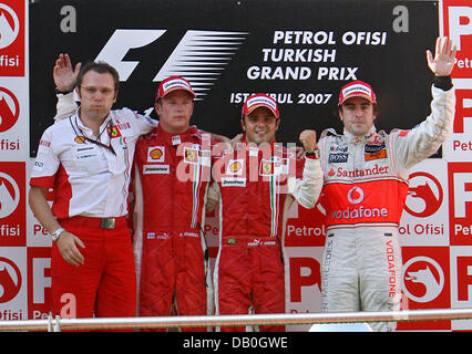 (L-R) Scuderia Ferrari Sportdirektor Stefano Domenicali, finnischer Formel1-Fahrer Kimi Räikkönen von Scuderia Ferrari, sein brasilianischer Teamkollege Felipe Massa und spanischen Formel-1 Fahrer Fernando Alonso von McLaren Mercedes auf dem Podium nach der 2007 im Bild Formel 1 Grand Prix der Türkei in Istanbul Park circuit in der Nähe von Istanbul, Türkei, 26. August 2007. Ferrari Doppelsieg Fin behaupten Stockfoto