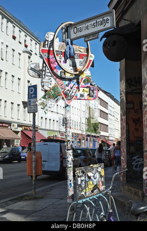 Streetart mit Skateboards, in Berlin-Kreuzberg Stockfoto