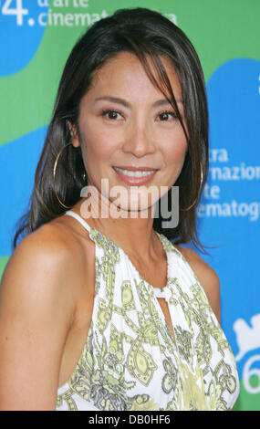 Schauspielerin Michelle Yeoh stellt bei Photocall zum Film "Far North" im Palazzo del Casino während der 64. Filmfestspiele von Venedig in Venedig, 30. August 2007. Foto: Hubert Boesl Stockfoto