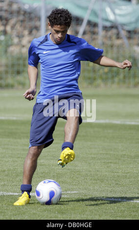 Der brasilianische Mittelfeldspieler Carlos Eduardo, Neuzugang beim Bundesliga-Zweitligisten 1899 Hoffenheim-club, führt den Ball während einer Übung in Hoffenheim, Deutschland, 30. August 2007. Foto: Ronald Wittek Stockfoto