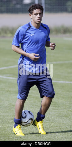 20 Jahre alte brasilianische Mittelfeldspieler Carlos Eduardo, Neuzugang beim Bundesliga-Zweitligisten 1899 Hoffenheim-club, führt den Ball während einer Übung in Hoffenheim, Deutschland, 30. August 2007. Foto: Ronald Wittek Stockfoto