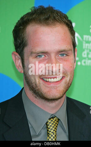 Schauspieler Patrick Carroll stellt nach der Pressekonferenz seines Films "Bunde" während des 64. Venedig Film Festival im Palazzo del Casino in Venedig, Italien, 31. August 2007. Foto: Hubert Boesl Stockfoto