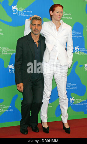 US Schauspieler George Clooney und britische Schauspielerin Tilda Swinton nach der Pressekonferenz ihres Films "Michael Clayton" während des 64. Venedig Film Festival im Palazzo del Casino in Venedig, Italien, 31. August 2007 darstellen. Foto: Hubert Boesl Stockfoto