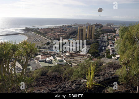 Das Bild zeigt das Touristenzentrum Playa de Las Americas auf Teneriffa, Südspanien, 25. Januar 2004. Foto: Ronald Wittek Stockfoto