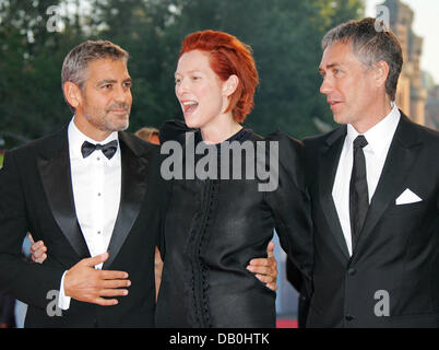 US-Schauspieler George Clooney (L), britische Schauspielerin Tilda Swinton (C) und USA Direktor Tony Gilroy (R) posieren für ein Foto auf dem roten Teppich vor der Vorführung des Films "Michael Clayton" auf der 64. Internationalen Filmfestspiele in Venedig, Italien, 31. August 2007. Foto: Hubert Boesl Stockfoto