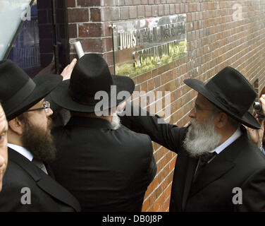 Rabbiner befestigen die Mesusa an der Tür auf die Eröffnung und Einweihung des jüdisch-orthodoxen Chabad-Lubawitsch-Zentrum des Lernens in Berlin, Deutschland, 2. September 2007. Die Chabad-Lubawitsch-Bewegung läuft 3.000 Zentren auf der ganzen Welt, die ausschließlich aus Mitteln finanziert. Foto: Wolfgang Kumm Stockfoto